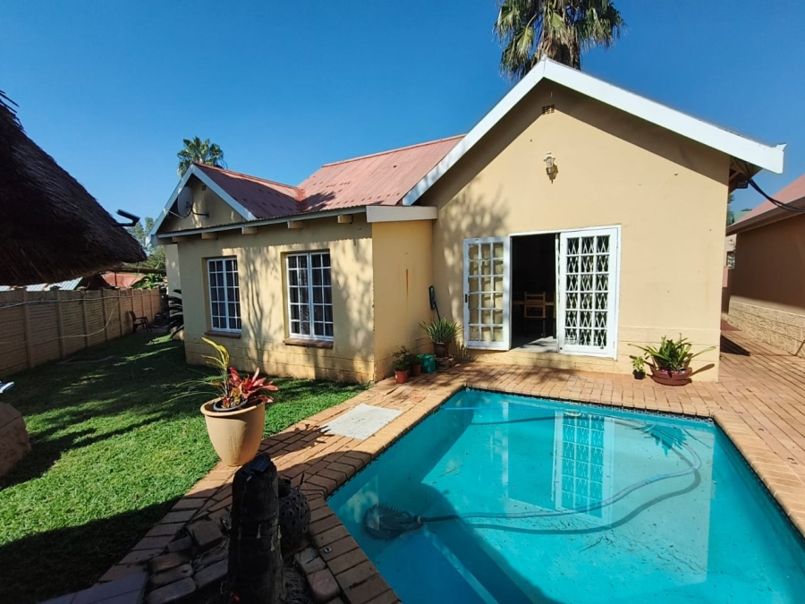 4 Bedroom Property for Sale in Geelhoutpark North West